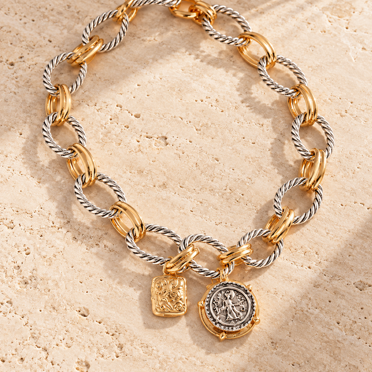 Collana a catena con monete bicolore e maglie grosse
